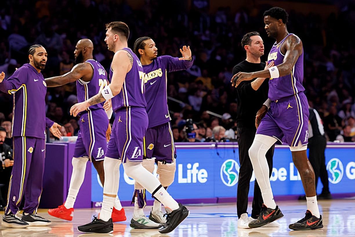 kaiyun.com-自暴自弃了？球权达不到预期后湖人先发中锋就不想好好打球吗？